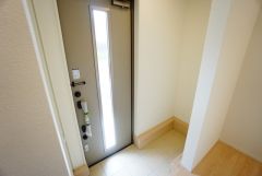 採光も考えられた明るい玄関です。たっぷり収納できるシューズボックス付きなので、家族全員の靴がきれいに整頓できます。
