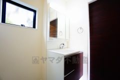 三面鏡つき洗面台。鏡裏にたっぷりとした収納スペースがあります。鏡を閉めてしまえば小物は見えないため、スッキリとした印象の洗面台にできます。