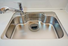 同仕様写真。広々とした凸型シンクに洗剤ポケットを標準装備。大きなお鍋など洗いやすいです。