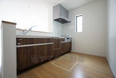 同仕様写真。対面式カウンターキッチンからはお子様の様子が見守れます。ダイニングへの配膳や調理の時便利なカウンター付き。