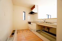 対面式カウンターキッチンからはお子様の様子が見守れます。ダイニングへの配膳や調理の時便利なカウンター付き。