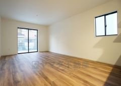 同仕様写真。大きな窓のあるリビングは、陽光あふれる明るい空間です。居心地良く、ご家族皆がゆったり寛げる憩いの空間となりそうです。