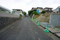 現地（2025年8月4日）撮影。大型車の通行が少なく、騒音や振動が少ないので静かで快適な生活を送れます。