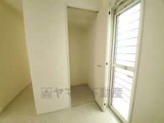 まとめ買いしてもこの収納量なら心配要らずのパントリー。調理家電や食品のストックをすっきりまとめられ、キッチン周りを広々使えます。