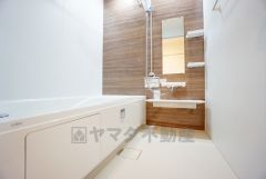 1日の疲れを癒すくつろぎのバスルーム。足を伸ばしてもゆったりと入れるサイズです。お子様と一緒にお風呂に入っても狭くないですね^^