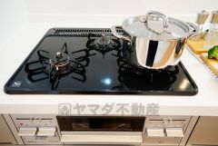 同時にたくさんの料理が調理できる3口コンロ。長時間熱を通しておきたい煮込み料理を作りながら、炒め物など同時進行で進められます。
