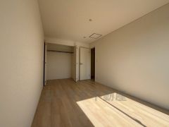 寛ぎの時間を紡ぎだす主寝室は、大型ベッドを置いても余裕の広さを確保しています。