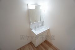 同仕様写真。三面鏡つき洗面台。鏡裏にたっぷりとした収納スペースがあります。鏡を閉めてしまえば小物は見えないため、スッキリとした印象の洗面台にできます。