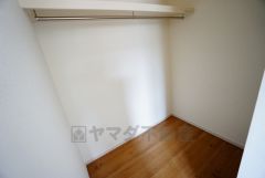 収納力豊富なウォークインクローゼット。洋服や小物などを1箇所にまとめて美しい収納を実現します。スーツケースのような大型の荷物も置けます＾＾