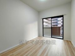 木目調のシンプルデザインで落ち着きと安らぎの空間に仕上げています。各部屋に収納が完備されているので、お荷物が増えても安心の設計です。