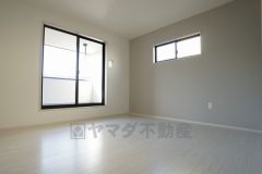 同仕様写真。寛ぎの時間を紡ぎだす主寝室は、大型ベッドを置いても余裕の広さを確保しています。