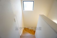 小さなお子様やご高齢の方でも安心できる、手すり付き階段。段差も低めで設定されており、安全性にも優れています。