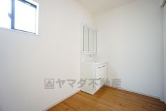 三面鏡つき洗面台。鏡裏にたっぷりとした収納スペースがあります。鏡を閉めてしまえば小物は見えないため、スッキリとした印象の洗面台にできます。