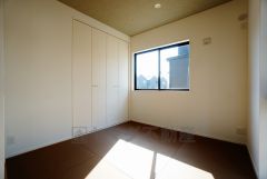 同仕様写真。リビング横の和室は、思い切りお子様が遊べるキッズスペースに。柔らかい畳の上なら、お子様が転んでも怪我をしにくく安心です。