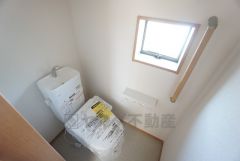 同仕様写真。温水洗浄機付トイレです。節水機能もあるので、安心して使えますね。もちろん、1階2階の2ヶ所にトイレがあるので、忙しい朝にもゆとりができますね。