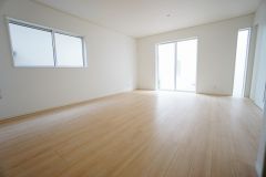大きな窓のあるリビングは、陽光あふれる明るい空間です。居心地良く、ご家族皆がゆったり寛げる憩いの空間となりそうです。