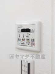 浴室暖房乾燥機付き。天候に左右されず、いつでも好きなときに洗濯物を干せるので、仕事や家事で忙しい方に重宝します。