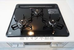 同仕様写真。同時にたくさんの料理が調理できる3口コンロ。長時間熱を通しておきたい煮込み料理を作りながら、炒め物など同時進行で進められます。