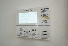 同仕様写真。キッチン横からお湯張り、追い炊き、足し湯がボタン一つで楽々操作できる給湯機リモコンです。忙しい夕飯準備の時間帯に重宝しますね。