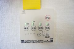 浴室暖房乾燥機付き。天候に左右されず、いつでも好きなときに洗濯物を干せるので、仕事や家事で忙しい方に重宝します。