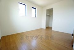 2面採光を確保した明るい室内は、風通しも良く、大変居心地の良い空間となっております。爽やかな風を感じて起きる朝は、快適生活の始まりに。