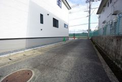 前面道路は広く、車同士がすれ違うスペースが十分にあります。落ち着いた住宅地内で快適な生活を実現してみませんか＾＾