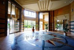 広々としたエントランスが開放感を演出しています。オートロックは、外部の人が自由に建物内に出入りできないため、不審者の侵入防止効果があります。