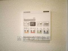 浴室暖房乾燥機付き。天候に左右されず、いつでも好きなときに洗濯物を干せるので、仕事や家事で忙しい方に重宝します。