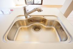 広々とした凸型シンクに洗剤ポケットを標準装備。大きなお鍋など洗いやすいです。
