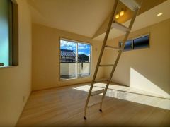 住む人のこだわりを活かす洋室。日当たりがよく、寝室としての利用もおすすめ。広めのクローゼットには荷物をすっきり片付けられ、ゆとりのある暮らしが出来ます＾＾