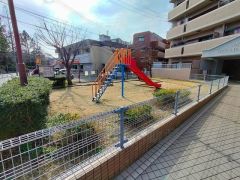 子育て層にうれしい敷地内公園。 小さな子供を目の届くマンション内で遊ばせられるので安心です。わざわざ出かけなくても、遊べるので天候に左右されにくいことも助かりますね＾＾