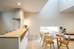 温かみのある雰囲気と、キッチンでの作業性を兼ね備え、家族の笑顔あふれる団らんのひと時をお過ごしいただける設計になっています。