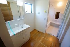 同仕様写真。三面鏡裏収納付き洗面化粧台です＾＾ 歯磨きセットやスキンケア用品などの収納に便利ですね。 生活感も隠すことができ、来客時にも安心です。