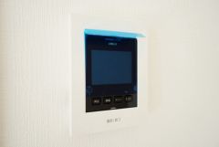 防犯性、セキュリティ対策に安心できるテレビモニター付きインターフォンです。セールスマン対策にもなり安心できます。
