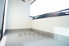 陽当たりの良いバルコニーです。お洗濯やお布団干しはもちろん、日光浴スペースにも。足元は防水工事施工済です。