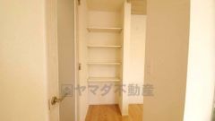 食品や飲料、調理器具を収納できるパントリー付き。週末に買いだめした食料を楽々収納できます。かざすだけで開閉できる、タッチキー採用の玄関。お買い物帰りで、両手がふさがってきても簡単に中に入れます＾＾