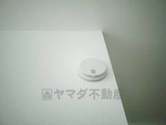 火災発生をいち早く知らせてくれる火災報知器は標準装備です。