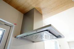 スタイリッシュなレンジフードです。煙や蒸気を屋外へ排出してくれます。