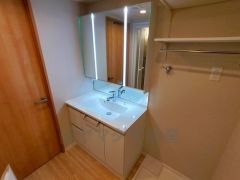 三面鏡つき洗面台。鏡裏にたっぷりとした収納スペースがあります。鏡を閉めてしまえば小物は見えないため、スッキリとした印象の洗面台にできます。