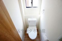 温水洗浄機付トイレです。節水機能もあるので、安心して使えますね。もちろん、1階2階の2ヶ所にトイレがあるので、忙しい朝にもゆとりができますね。