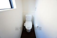 温水洗浄機付トイレです。節水機能もあるので、安心して使えますね。もちろん、1階2階の2ヶ所にトイレがあるので、忙しい朝にもゆとりができますね。