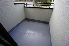 陽当たりの良いバルコニーです。お洗濯やお布団干しはもちろん、日光浴スペースにも。足元は防水工事施工済です。