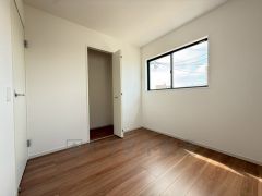 角部屋ならではの2面採光。陽のあたる時間が長く、冬でもあたたかいです。