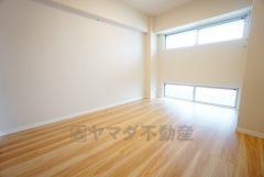 暖かい日差しが差し込む洋室。たっぷり収納できるクローゼット付きでお部屋の中をすっきりと快適に保てます。