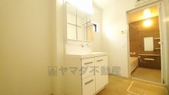 三面鏡つき洗面台。鏡裏にたっぷりとした収納スペースがあります。鏡を閉めてしまえば小物は見えないため、スッキリとした印象の洗面台にできます。