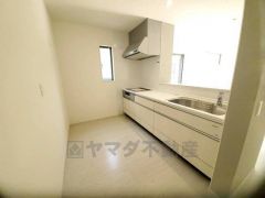 カウンタートップは耐熱性に優れており、日ごろのお掃除もふき取るだけでＯＫ。ステンレスシンクも簡単にお掃除できますよ。