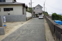 現地（2025年5月5日）撮影。大型車の通行が少なく、騒音や振動が少ないので静かで快適な生活を送れます。
