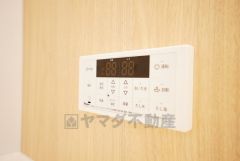 湯量・湯温の設定、そして保温までワンタッチのフルオートバス。便利な追い炊き機能付きです。