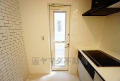 勝手口付きキッチン。においがこもりやすいキッチンの換気にも役立ちます。ごみの仮置きにもなり、便利です＾＾