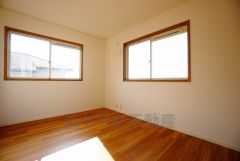 住む人のこだわりを活かす洋室。日当たりがよく、寝室としての利用もおすすめ。広めのクローゼットには荷物をすっきり片付けられ、ゆとりのある暮らしが出来ます＾＾